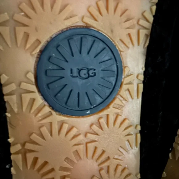 UGG Women’s Fluff Yeah Black Soft Fuzzy Slippers Size 7 - Picture 10 of 11